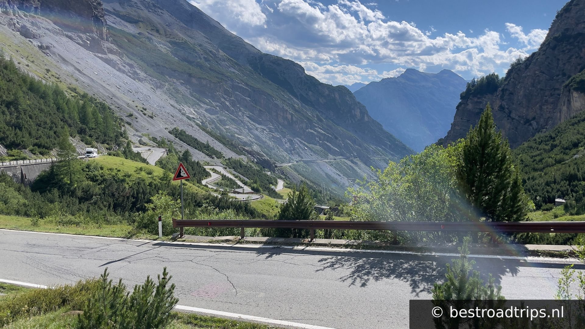 Small stop for 1 or 2 parking places.