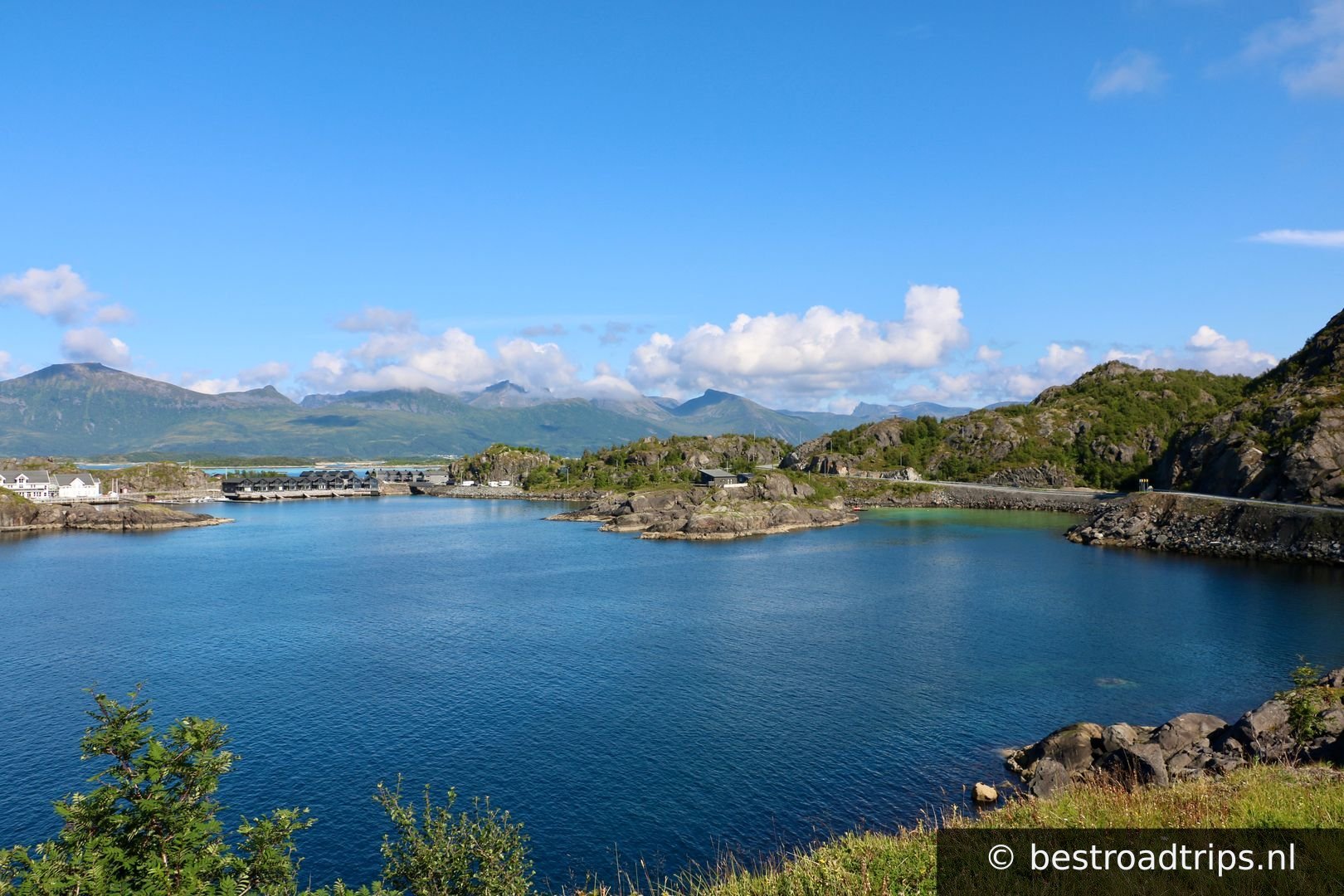A nice parking place with that stunning turquoise water!
